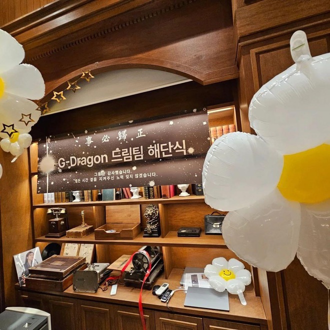 G-Dragon lần đầu xuất hiện ở c&ocirc;ng ty mới, tươi cười rạng rỡ kh&aacute;c hẳn t&igrave;nh h&igrave;nh &ldquo;ảm đạm&rdquo; của YG hiện tại - Ảnh 3.