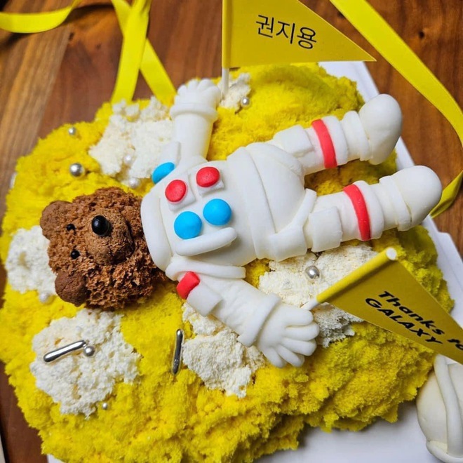 G-Dragon lần đầu xuất hiện ở c&ocirc;ng ty mới, tươi cười rạng rỡ kh&aacute;c hẳn t&igrave;nh h&igrave;nh &ldquo;ảm đạm&rdquo; của YG hiện tại - Ảnh 7.