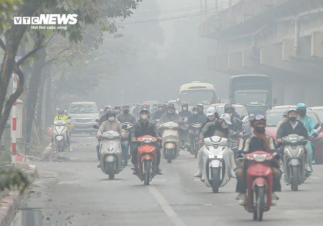Kh&ocirc;ng kh&iacute; H&agrave; Nội &ocirc; nhiễm trầm trọng: 10h s&aacute;ng, trời vẫn mịt m&ugrave; - Ảnh 9.