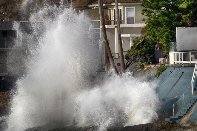 Video: Sóng dữ ập vào bãi biển khiến 8 người nhập viện - Ảnh 1.