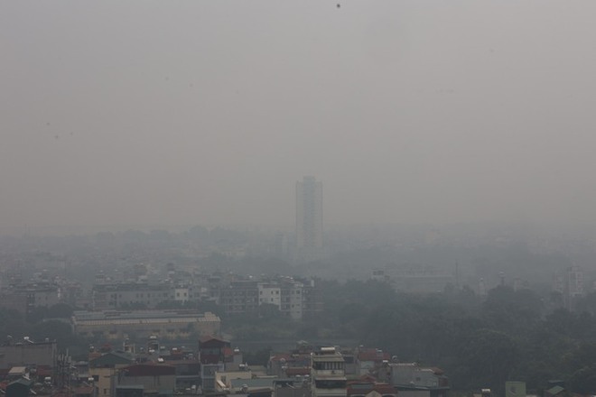 Không khí Hà Nội ô nhiễm trầm trọng, cả thành phố chìm trong màn sương trắng từ sáng đến tối - Ảnh 16.