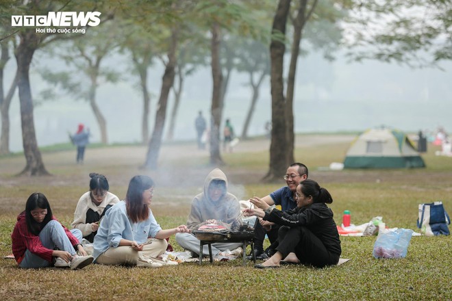 Người dân đổ ra Công viên Yên Sở cắm trại, tận hưởng kỳ nghỉ lễ - Ảnh 12.