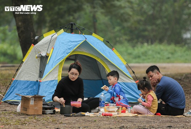 Người dân đổ ra Công viên Yên Sở cắm trại, tận hưởng kỳ nghỉ lễ - Ảnh 3.