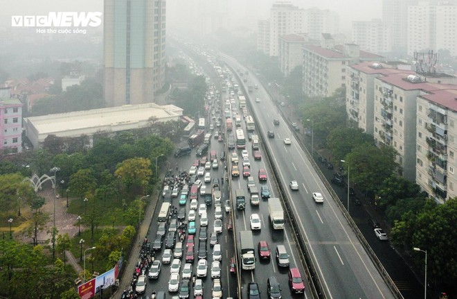 Ng&agrave;y đầu nghỉ Tết Dương lịch, d&ograve;ng xe ra cửa ng&otilde; H&agrave; Nội nh&iacute;ch dần từng m&eacute;t - Ảnh 2.