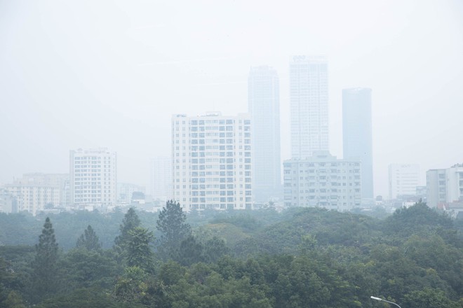 Không khí Hà Nội ô nhiễm trầm trọng, cả thành phố chìm trong màn sương trắng từ sáng đến tối - Ảnh 6.