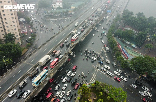 Ng&agrave;y đầu nghỉ Tết Dương lịch, d&ograve;ng xe ra cửa ng&otilde; H&agrave; Nội nh&iacute;ch dần từng m&eacute;t - Ảnh 1.