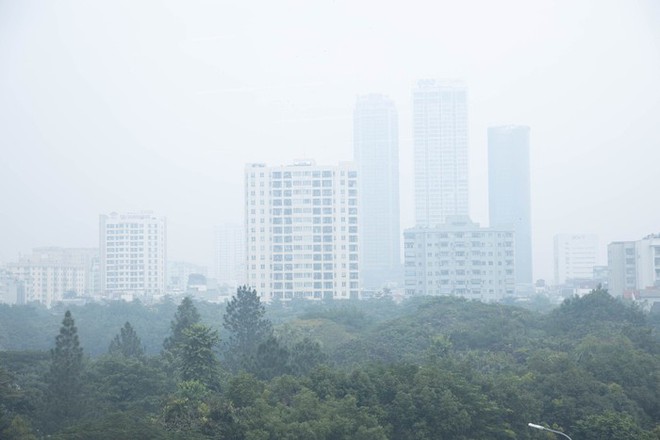 Không khí Hà Nội ô nhiễm trầm trọng, cả thành phố chìm trong màn sương trắng từ sáng đến tối - Ảnh 5.