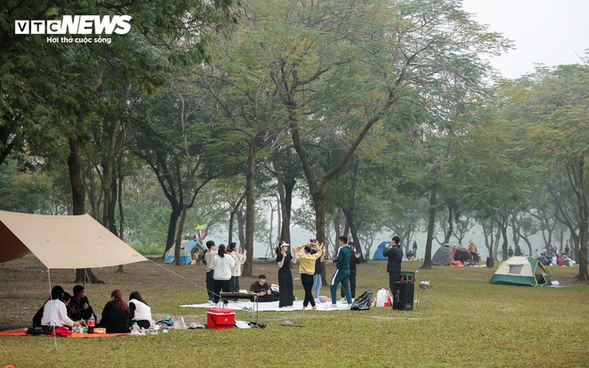 Người dân đổ ra Công viên Yên Sở cắm trại, tận hưởng kỳ nghỉ lễ - Ảnh 1.