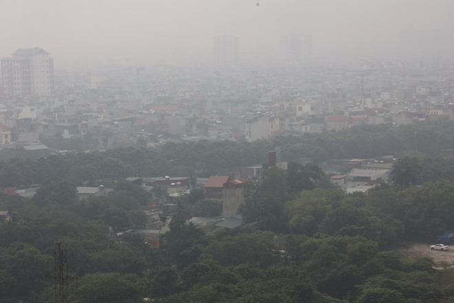 Không khí Hà Nội ô nhiễm trầm trọng, cả thành phố chìm trong màn sương trắng từ sáng đến tối - Ảnh 1.