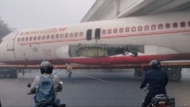 Máy bay A320 khổng lồ mắc kẹt dưới gầm cầu, video ghi lại cảnh tượng hy hữu chưa từng có tại hiện trường - Ảnh 2.