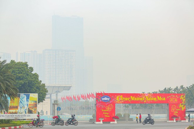 Không khí Hà Nội ô nhiễm trầm trọng, cả thành phố chìm trong màn sương trắng từ sáng đến tối - Ảnh 15.