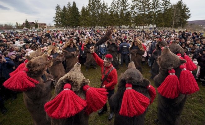 “Lễ hội múa gấu” - phong tục đón năm mới đặc sắc của người Romania - Ảnh 2.