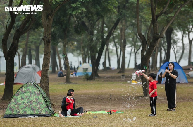 Người dân đổ ra Công viên Yên Sở cắm trại, tận hưởng kỳ nghỉ lễ - Ảnh 11.
