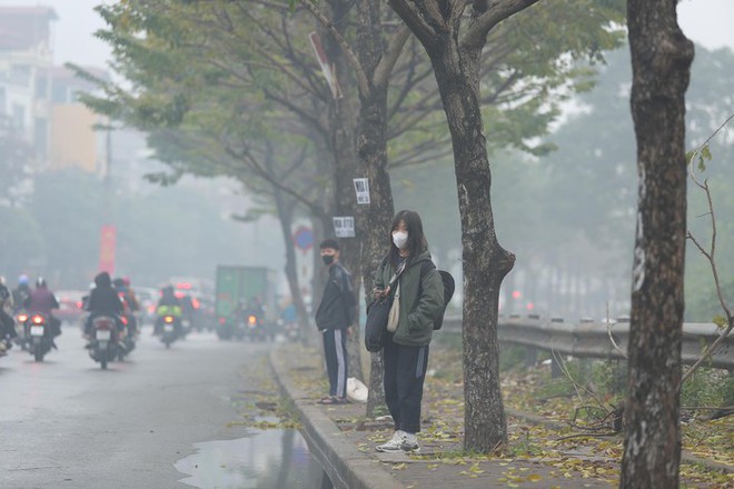 Không khí Hà Nội ô nhiễm trầm trọng, cả thành phố chìm trong màn sương trắng từ sáng đến tối - Ảnh 14.