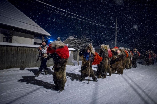“Lễ hội múa gấu” - phong tục đón năm mới đặc sắc của người Romania - Ảnh 1.