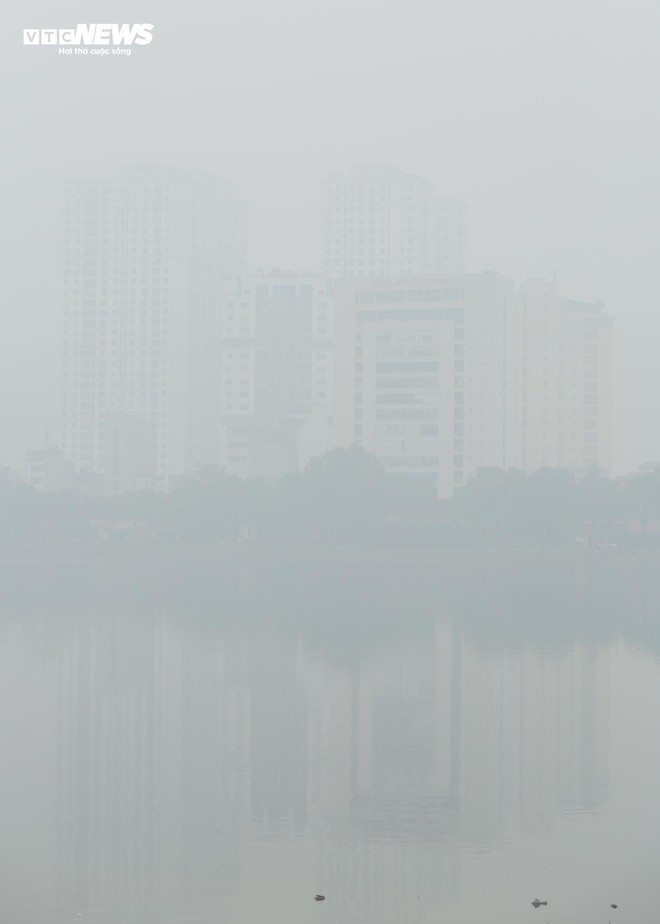 Không khí Hà Nội ô nhiễm trầm trọng: 10h sáng, trời vẫn mịt mù - Ảnh 7.