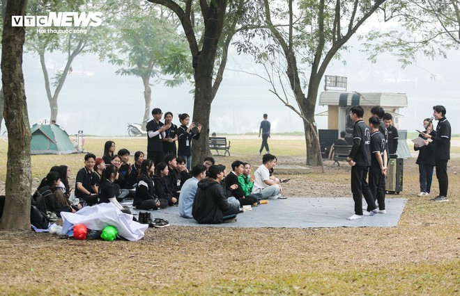 Người dân đổ ra Công viên Yên Sở cắm trại, tận hưởng kỳ nghỉ lễ - Ảnh 8.