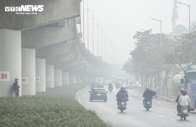 Không khí Hà Nội ô nhiễm trầm trọng: 10h sáng, trời vẫn mịt mù - Ảnh 6.