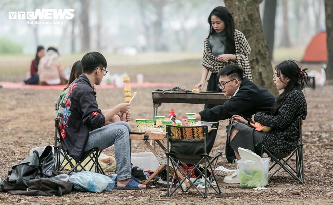 Người dân đổ ra Công viên Yên Sở cắm trại, tận hưởng kỳ nghỉ lễ - Ảnh 7.