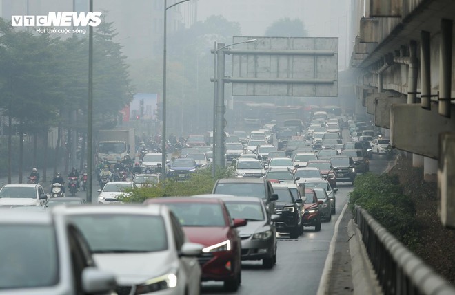 Ng&agrave;y đầu nghỉ Tết Dương lịch, d&ograve;ng xe ra cửa ng&otilde; H&agrave; Nội nh&iacute;ch dần từng m&eacute;t - Ảnh 4.