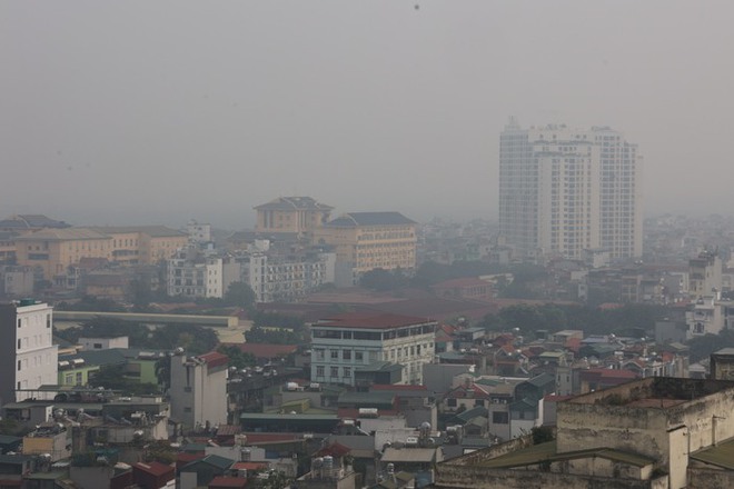 Không khí Hà Nội ô nhiễm trầm trọng, cả thành phố chìm trong màn sương trắng từ sáng đến tối - Ảnh 10.