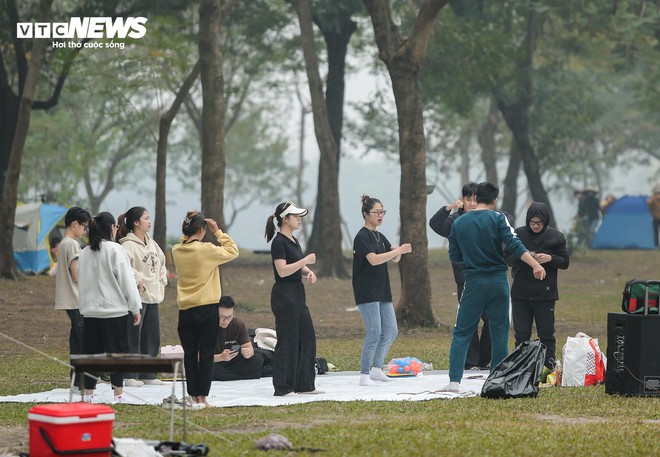 Người dân đổ ra Công viên Yên Sở cắm trại, tận hưởng kỳ nghỉ lễ - Ảnh 6.