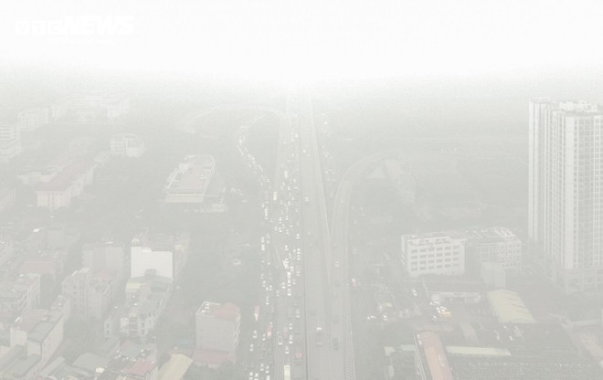 Không khí Hà Nội ô nhiễm trầm trọng: 10h sáng, trời vẫn mịt mù - Ảnh 4.
