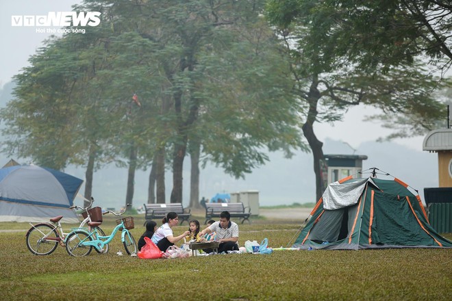 Người dân đổ ra Công viên Yên Sở cắm trại, tận hưởng kỳ nghỉ lễ - Ảnh 5.