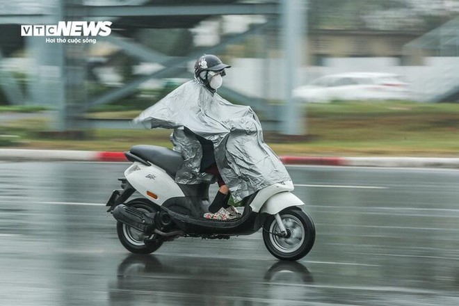 Nhiều nơi trên cả nước hứng mưa trong ngày cuối cùng năm 2023 - Ảnh 1.