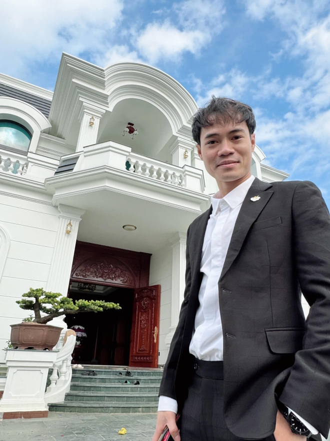 Chủ tịch Văn To&agrave;n diện vest bảnh bao đứng b&ecirc;n biệt thự ở qu&ecirc; nh&igrave;n lại năm 2023, c&oacute; tất cả nhưng lại thiếu điều n&agrave;y - Ảnh 1.