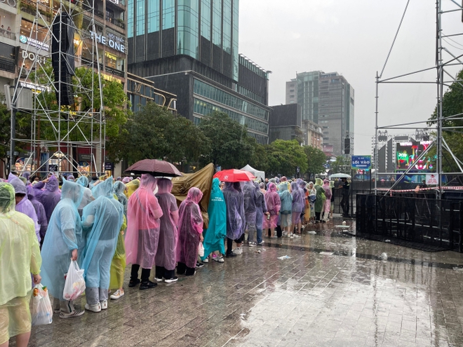 Tóc Tiên, Anh Tú, Puka - Gin Tuấn Kiệt cùng hàng ngàn người dân thành phố đội mưa đổ bộ Đại Lộ Bản Lĩnh - Ảnh 10.