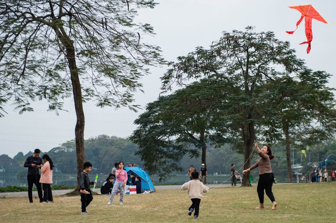 Người dân Hà Nội đổ xô đến công viên trong tiết trời dịu mát - Ảnh 3.