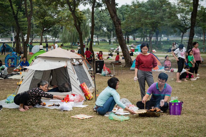 Người dân Hà Nội đổ xô đến công viên trong tiết trời dịu mát - Ảnh 2.