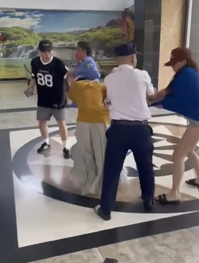 Điều tra vụ người phụ nữ bị đ&aacute;nh ở sảnh chung cư - Ảnh 3.