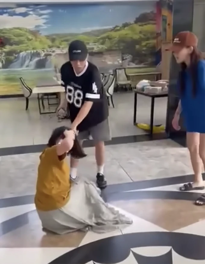 Điều tra vụ người phụ nữ bị đ&aacute;nh ở sảnh chung cư - Ảnh 2.