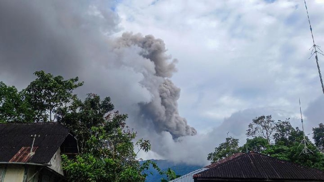 Núi lửa bất ngờ phun trào ở Indonesia khiến 11 người leo núi thiệt mạng - Ảnh 1.