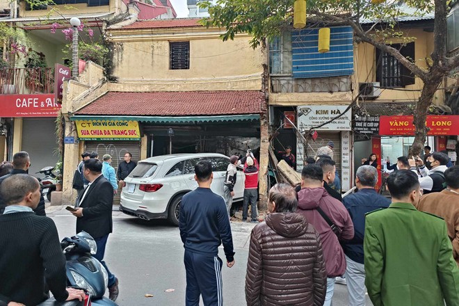 C&ocirc; g&aacute;i uống rượu bia l&aacute;i xe sang Mercedes t&ocirc;ng v&agrave;o căn nh&agrave; cổ l&agrave; ai? - Ảnh 1.