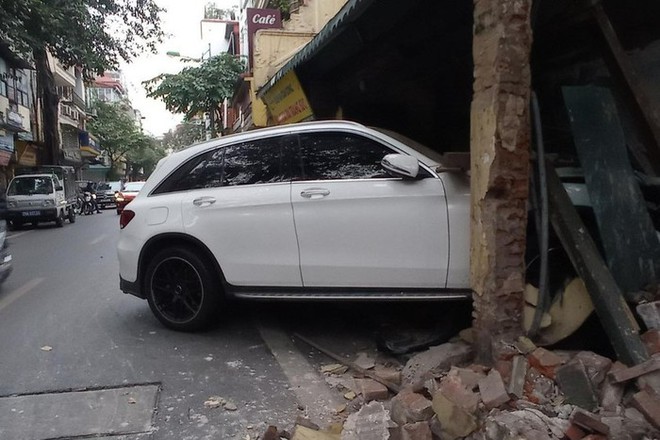 Xe Mercedes tông đổ tường căn nhà cổ bậc nhất Hà Nội, nữ tài xế có hơi men - Ảnh 1.
