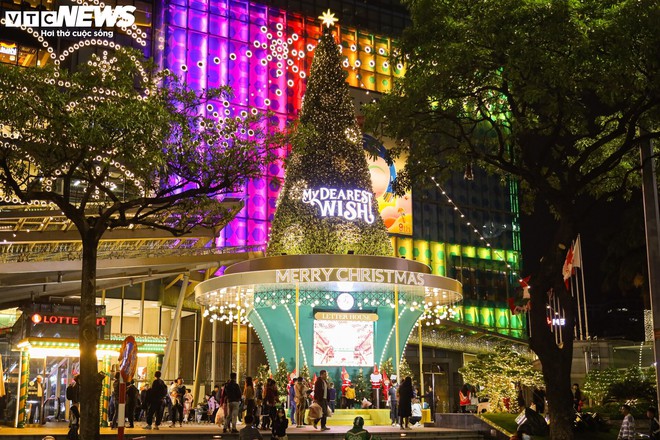 Trung tâm thương mại Hà Nội trang hoàng lộng lẫy đón Giáng sinh 2023 - Ảnh 4.