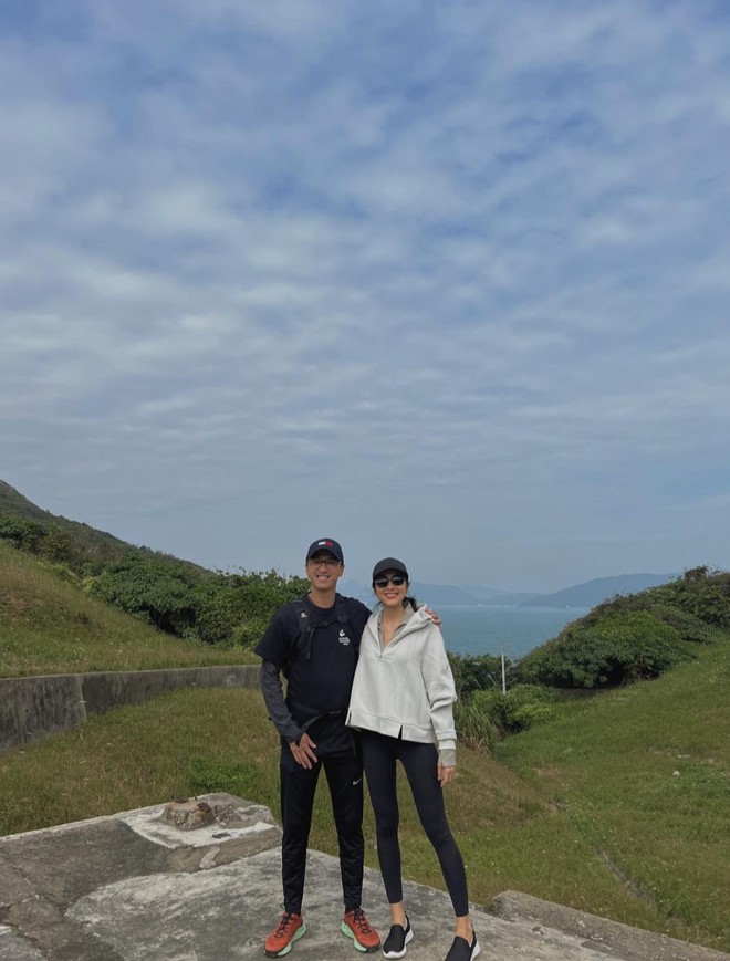 Vợ chồng Tăng Thanh H&agrave; trốn con hẹn h&ograve; ở nước ngo&agrave;i, vẫn giữ th&oacute;i quen hơn chục năm nay khi chụp ảnh chung - Ảnh 2.