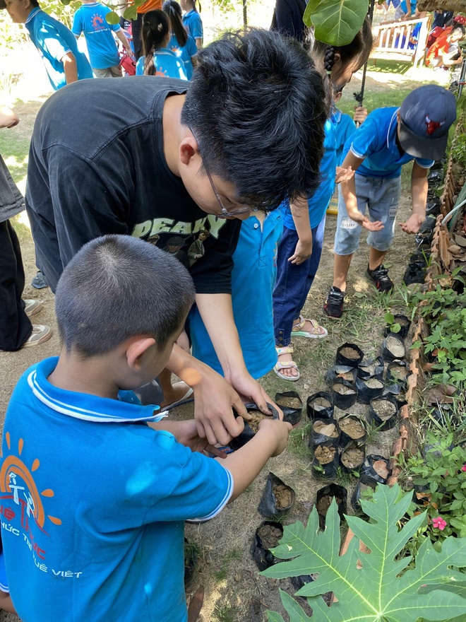 Chủ homestay đi gom lá nho biển giá 200 đồng, làm thành thứ đắt gấp mấy lần vẫn lỗ: Vì hai chữ Hy Vọng - Ảnh 15.