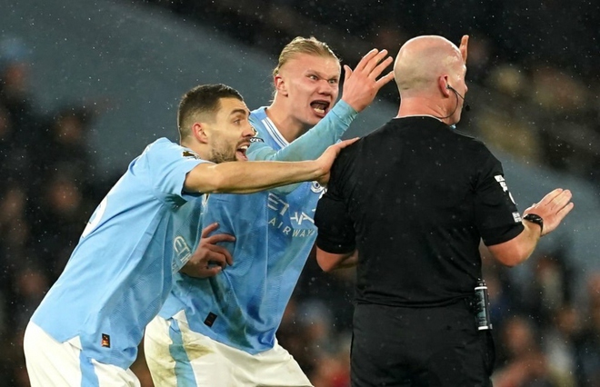 Haaland nổi giận với trọng tài từng rút 2 thẻ đỏ cho Liverpool - Ảnh 3.