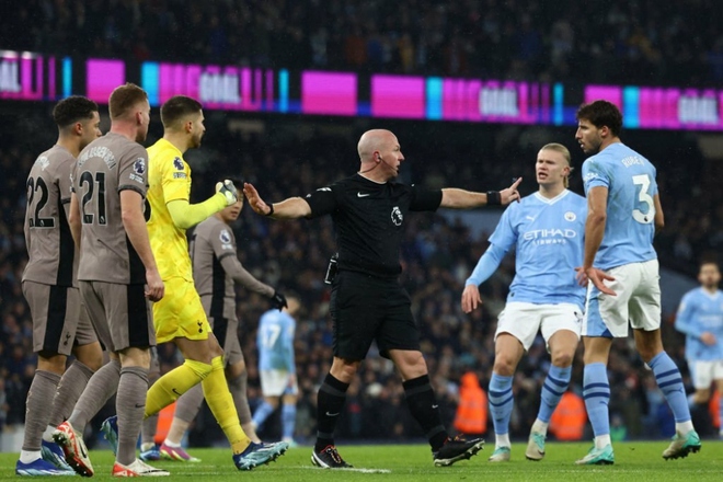 Haaland nổi giận với trọng tài từng rút 2 thẻ đỏ cho Liverpool - Ảnh 2.