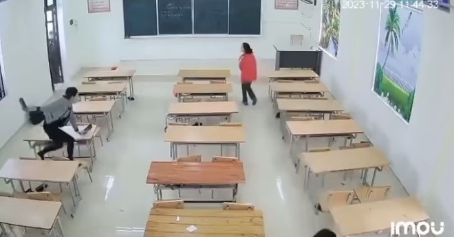 Thêm 1 clip xô xát giữa giáo viên - học sinh ở Tuyên Quang: Cô bất lực cầm dép đuổi - Ảnh 3.