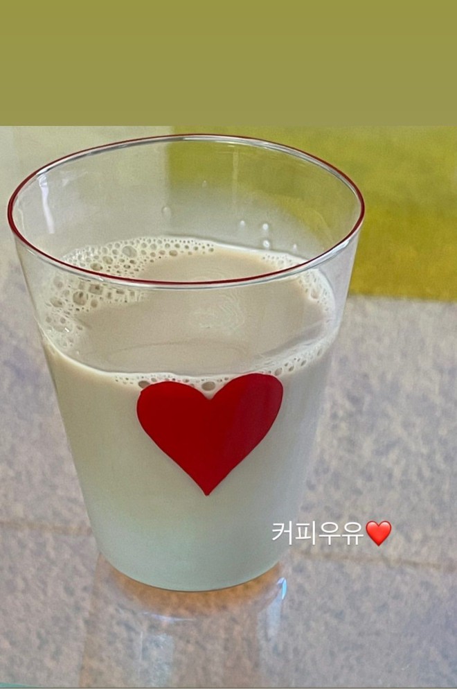 Cho&aacute;ng v&aacute;ng với đồ d&ugrave;ng đắt đỏ của ph&uacute; b&agrave; Jisoo: Cốc uống nước 10 triệu, gương soi gần 300 triệu từng l&agrave;m mưa l&agrave;m gi&oacute; - Ảnh 11.