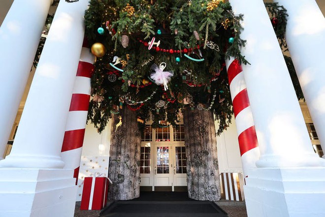 Đệ nhất phu nhân trang hoàng Nhà Trắng đón Giáng sinh: Giăng hơn 140.000 bóng đèn, tậu 98 cây thông gây choáng ngợp - Ảnh 2.