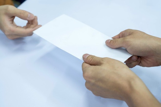 Đồng nghiệp vay tiền 1 năm chưa trả, c&ograve;n mời đi đ&aacute;m cưới: Chủ nợ l&agrave;m một việc ai cũng nể v&agrave; c&aacute;i kết - Ảnh 1.
