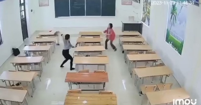 Thêm 1 clip xô xát giữa giáo viên - học sinh ở Tuyên Quang: Cô bất lực cầm dép đuổi - Ảnh 2.