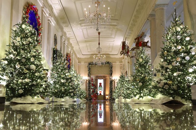 Đệ nhất phu nhân trang hoàng Nhà Trắng đón Giáng sinh: Giăng hơn 140.000 bóng đèn, tậu 98 cây thông gây choáng ngợp - Ảnh 14.