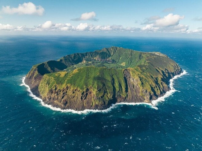 Khám phá sự bình yên ẩn mình trong hòn đảo núi lửa nằm biệt lập giữa biển khơi - Ảnh 1.